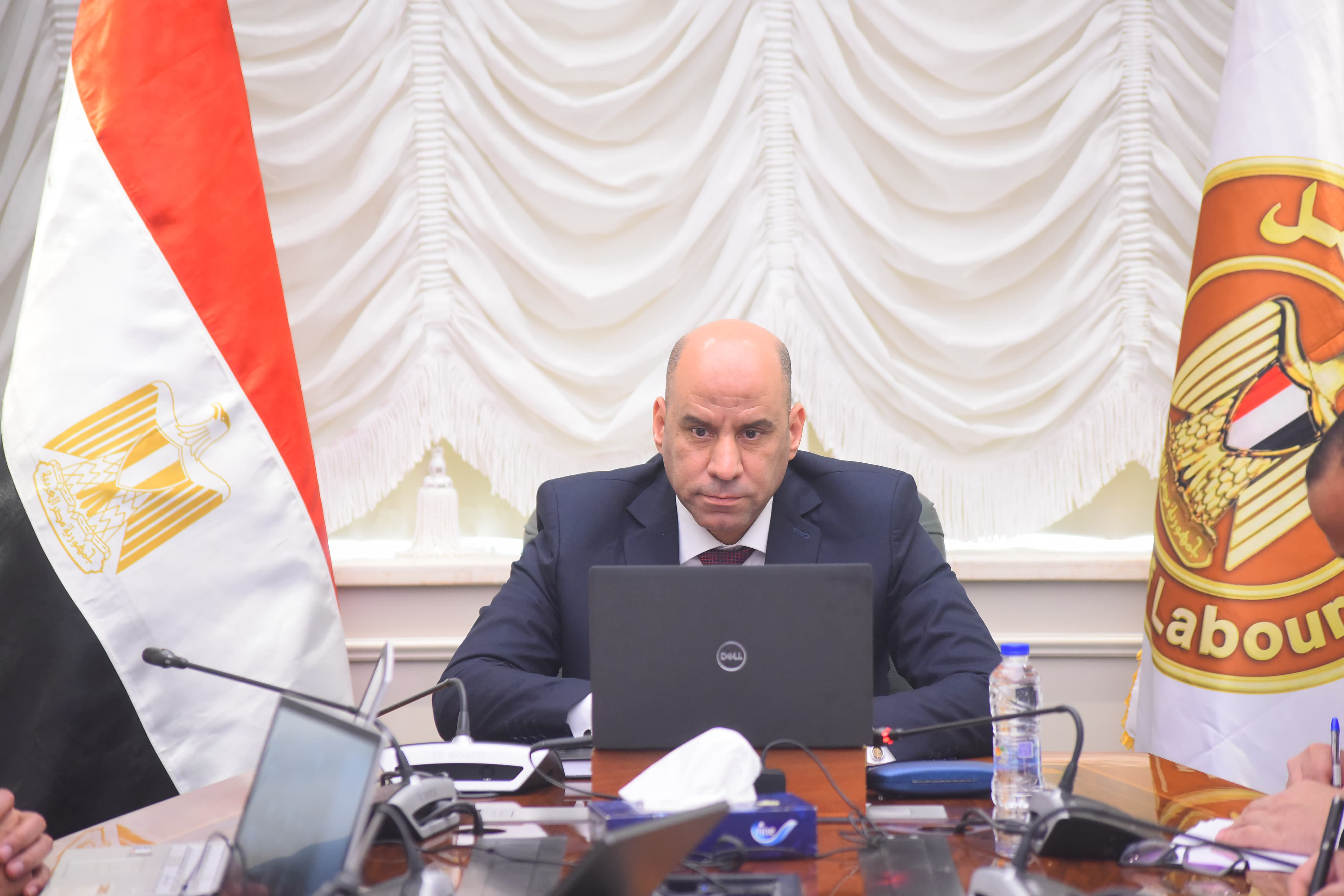 الصناعة والعمل يبحثان تطوير تدريب العمالة ورفع معايير السلامة بالمصانع